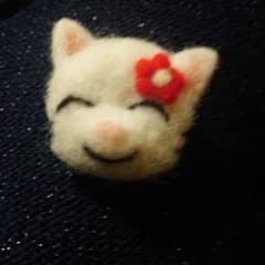 羊毛フエルトで作った、ネコちゃんのブローチのサムネイル