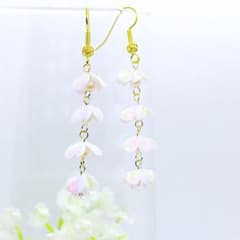 小花のピアス／ハンドメイドのサムネイル