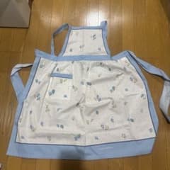 花柄と水玉模様のエプロン 2枚セット - メルカリ
