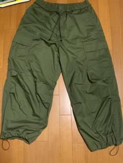 GU スーパーワイドカーゴパンツ　オリーブのサムネイル
