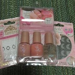 お値引きしました！！3色マニキュアとシールのサムネイル