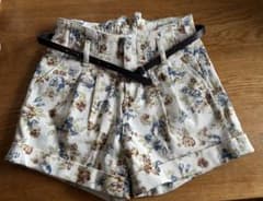 ローリーズファーム　花柄ショートパンツ（クリーム色）のサムネイル