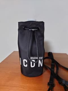 DSQUARED2 ICONロゴ ショルダーバッグ ポシェット ボトルホルダー黒 DSQUARED2 ICONロゴ ショルダーバッグ ポシェット ボトルホルダー黒