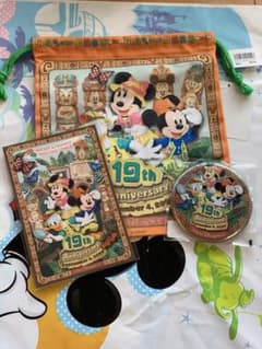 ディズニー　19周年 缶バッチ・ポストカード・巾着袋セットのサムネイル