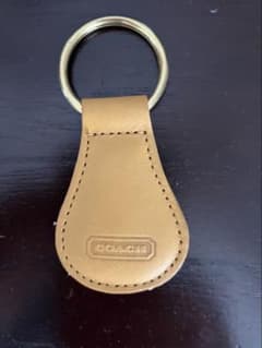 COACH キーホルダー ベージュ COACH キーホルダー レザー ベージュ - メルカリ