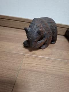 木製クマ彫刻 茶色のサムネイル