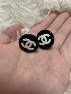 ヴィンテージボタン　ピアス　CHANEL⭐️のサムネイル