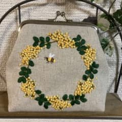 ミモザのリースの刺繍がま口ポーチのサムネイル