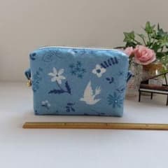 ミニスクエアポーチ 刺繍風つばめと花柄 ブルーファスナーポーチ