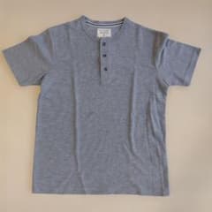 VILLAND M ボタン付きヘンリーネック Tシャツ グレーのサムネイル