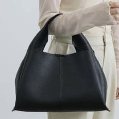 美品★NEUNA 軽量 大容量 ソフトレザーバッグ 黒のサムネイル