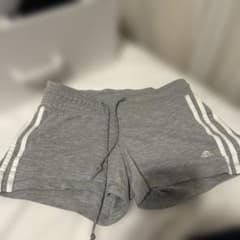 adidas レディース ショートパンツ グレー
