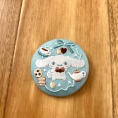 サンリオ　刺繍缶バッチ　シナモロール　シナモンのサムネイル