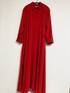 真っ赤なワンピースのサムネイル