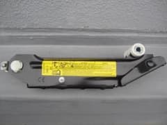 【即決】 06y アウディTT 8N　純正 アルミ　ジャッキ　品番 8N0011031B アウディ TT クーペ 純正 車載 ジャッキ 工具 TT 8J 未使用新品 - メルカリ