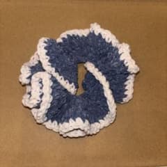 青と白のフリルシュシュ