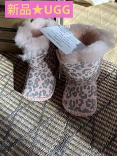 新品★UGG ベビーブーツ定価一万、ピンクレオパード　ヒョウ柄のサムネイル