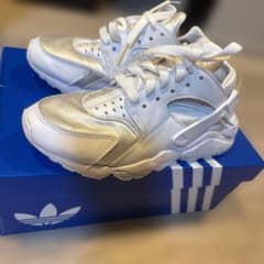 NIKE AIR HUARACHE ホワイト スニーカーのサムネイル