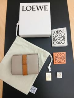 【限定ノベルティ付】ロエベ トライフォールドウォレット三つ折り財布 ライトオーツ