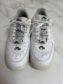 Nike Air Force 1 ホワイトスニーカーのサムネイル