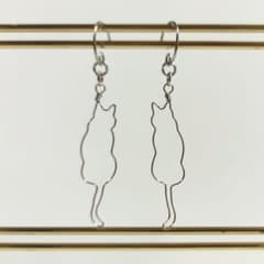 猫モチーフのピアス(イヤリングに変更できます)のサムネイル