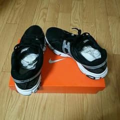 【値下げ中】スニーカー★ナイキNIKE 25.5 黒白のサムネイル