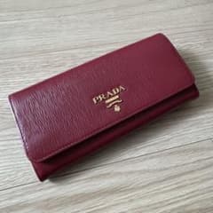 PRADA バーガンディ 長財布 エナメルレザーのサムネイル