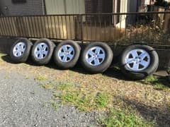 再値下げ早い者勝ち‼️JEEPラングラー  ノーマルホイール&タイヤ 5本‼️のサムネイル