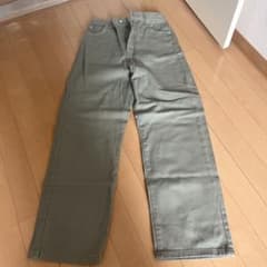 カーキ色 ストレートパンツ チノパンのサムネイル