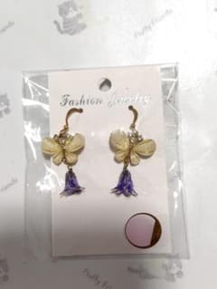 ホワイトな蝶と紫のお花モチーフ ゴールドのフックピアス