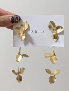 shiro ブライダルアクセサリー　ゴールド　フラワー　カジュアル　ロングタイプのサムネイル