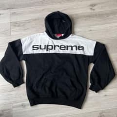 Supremeロゴ入りパーカー　黒白のサムネイル