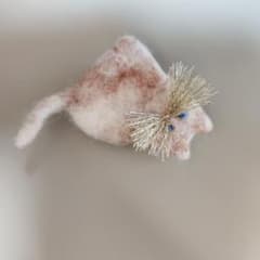 おすわりねこちゃんのブローチ 茶トラねこちゃんブローチ ハンドメイド