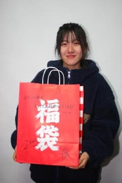 ハナ・アイ（Yepda（from KJ-pop）お宝私物2品とサイン入り紙袋のサムネイル