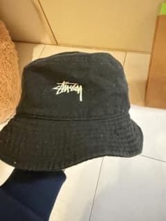 オ*人様 Stussy ブラック バケットハットのサムネイル
