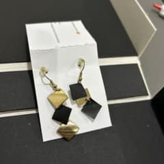 黒と金のダイヤモンド型フックピアスのサムネイル