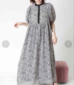 モノトーン 花柄 ロングワンピースのサムネイル
