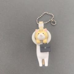 つり革にぶら下がる猫 キーホルダーのサムネイル