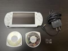 PSP-3000 ホワイト 本体 バッテリー新品 メモリーカード・充電器付きのサムネイル