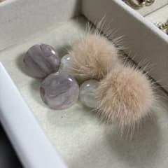 【冬用ピアス】ファーボールとマーブル調パーツのピアスのサムネイル