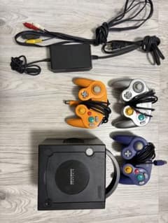 Nintendo GameCube 本体とコントローラー3つのサムネイル