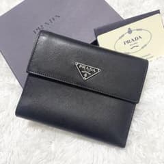美品✨PRADA 三つ折り財布　三角ロゴ　プレート　サフィアーノレザーのサムネイル