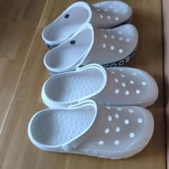 Crocs AMOJI ホワイト ドット柄 サンダルのサムネイル
