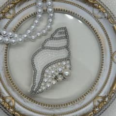 ビーズ刺繍ブローチ　貝殻　シルバーホワイト　ハンドメイド　handmadeのサムネイル