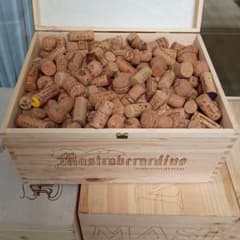Mastroberardino 木製ワイン木箱 コルク栓詰め合わせのサムネイル
