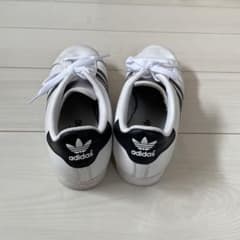 adidasスニーカーのサムネイル