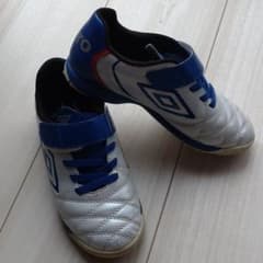 19.5cm   umbro アンブロ サッカーシューズ　フットサルシューズのサムネイル