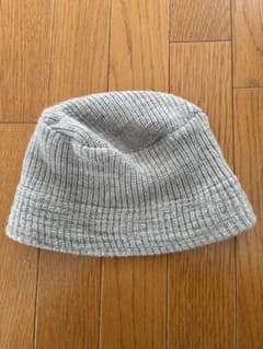 グレー ニット帽 バケットハットのサムネイル