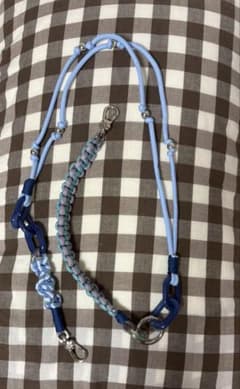ハンドメイド スマホショルダーストラップ 水色×ブルー 編み込みのサムネイル