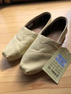 【あさ様専用】TOMS 23.5 イエロー　新品未使用(アウトレット品)のサムネイル